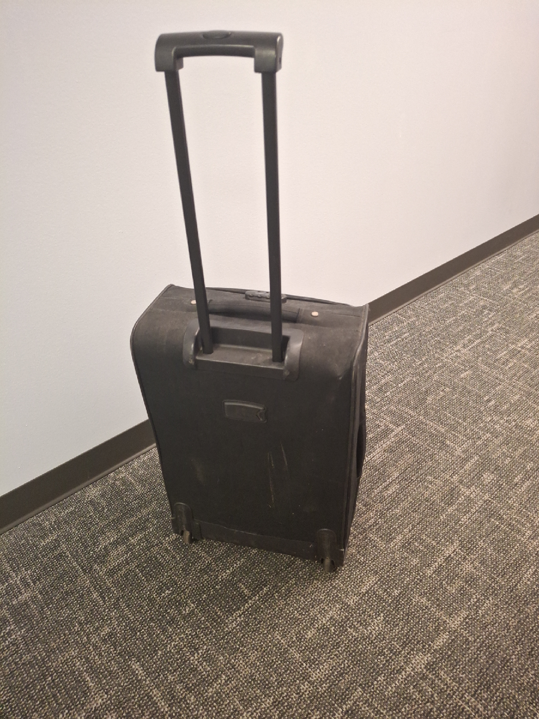 Frequent Traveler Expandable 24" Upright Carry-On Suitcase - photo 2