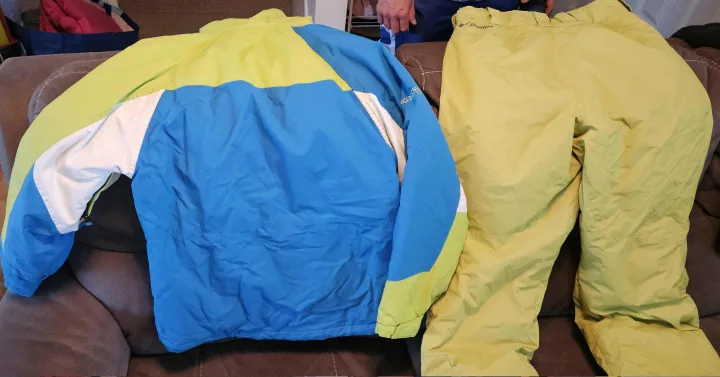 winter coat and snow pants image indicator(2)