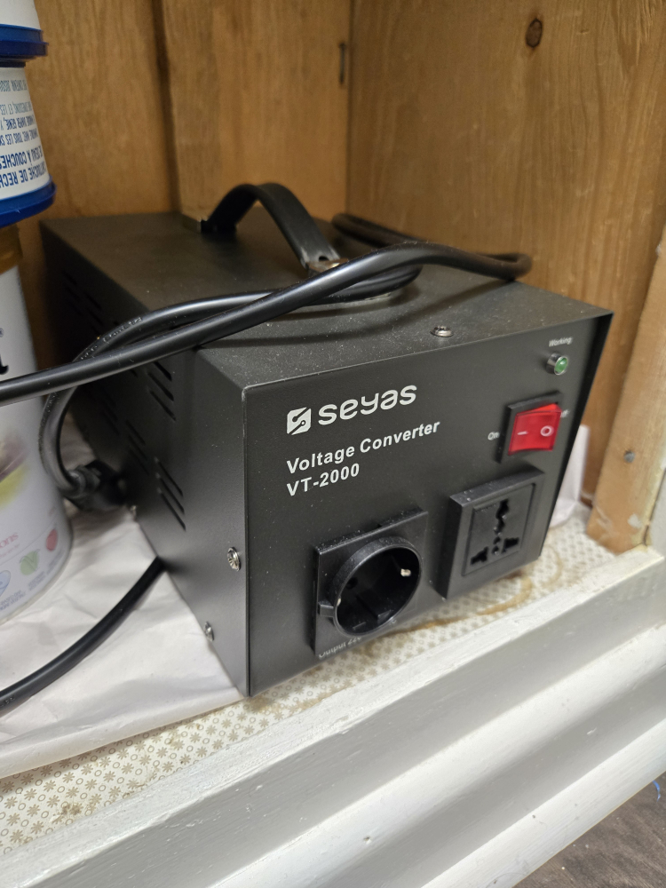 Seyas VT-2000 Voltage Converter