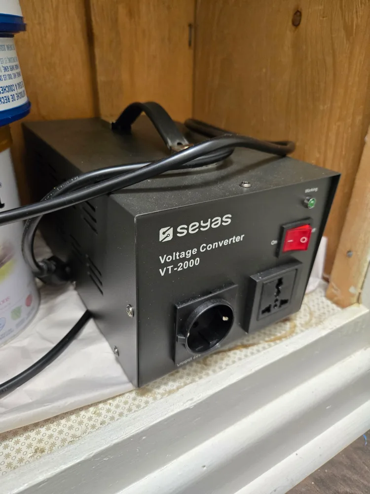 Seyas VT-2000 Voltage Converter