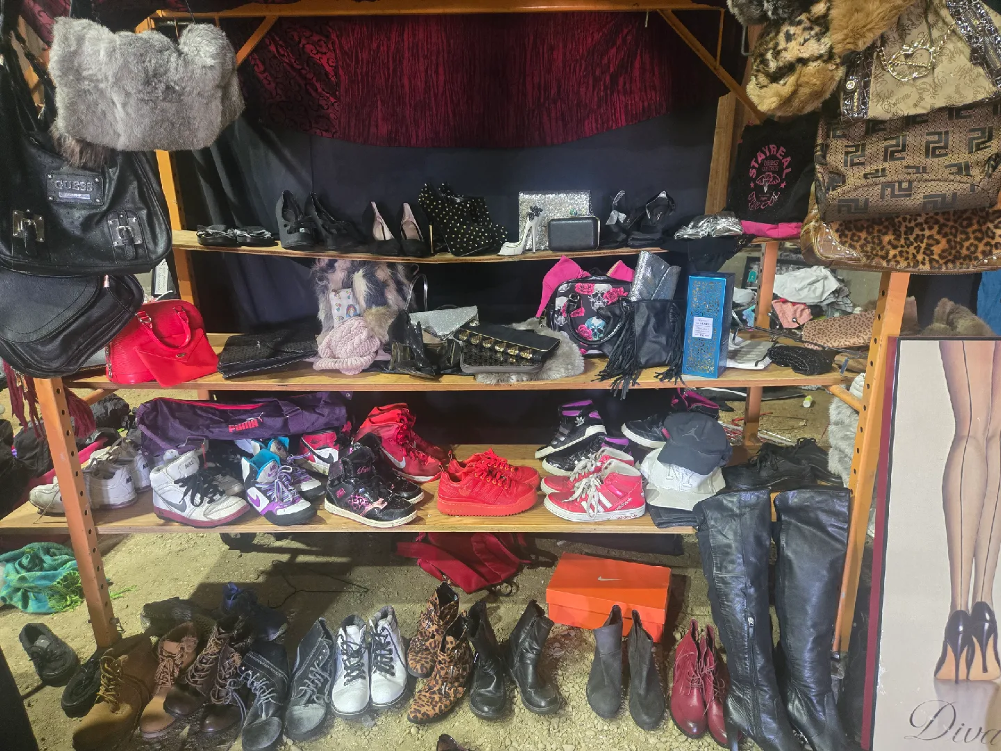 Brand name Clothing, purses Shoes and collectables image indicator(2)