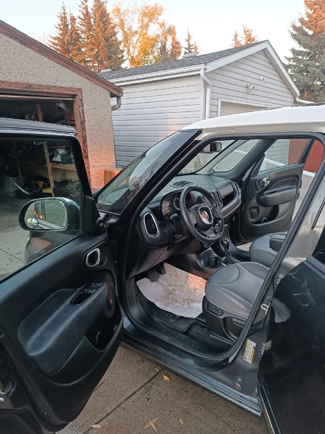 Fiat 500L (lounge) fully loaded with every option image indicator(7)