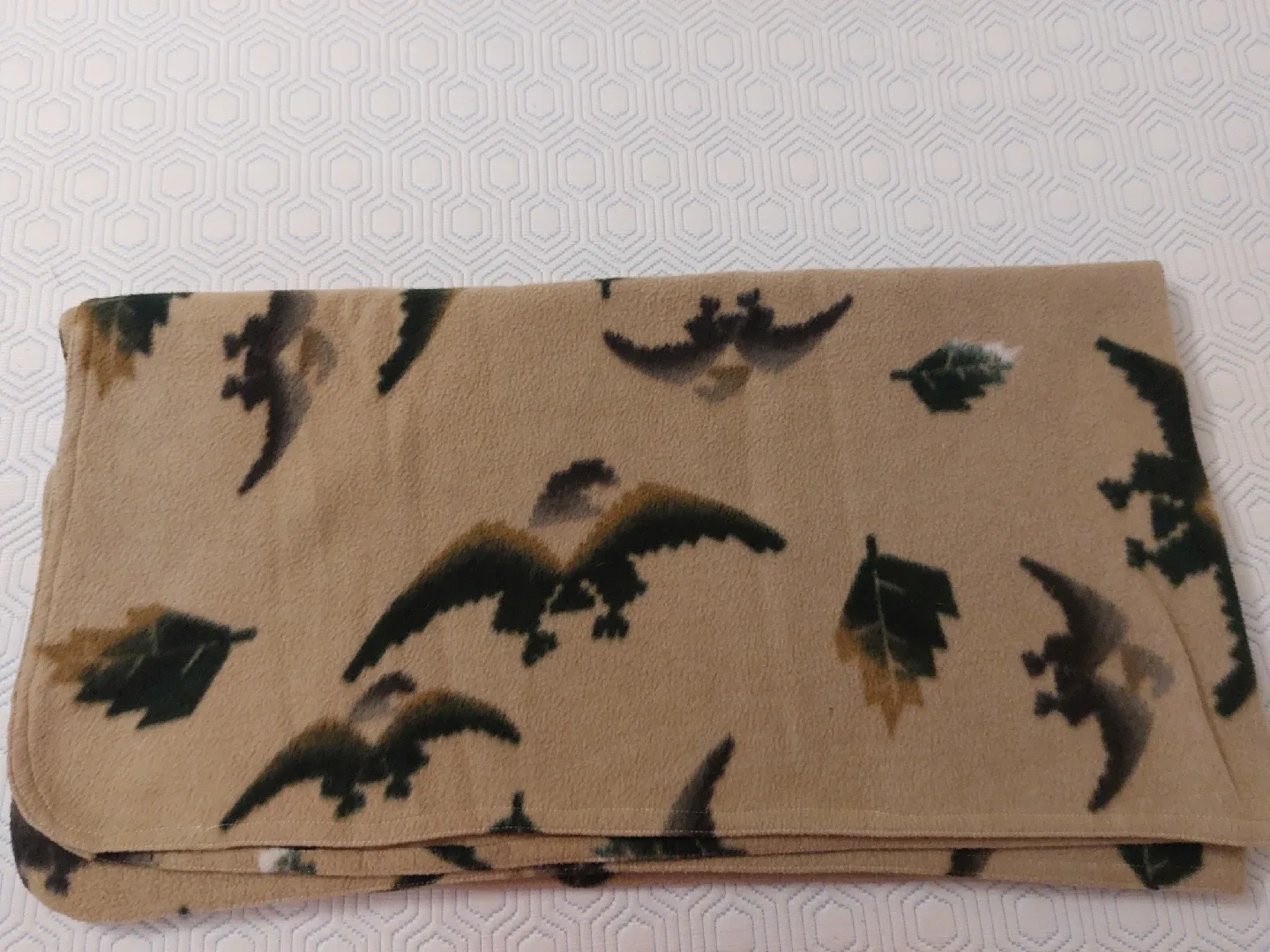 Fleece Blanket with Bird & Leaf Design thumbnail