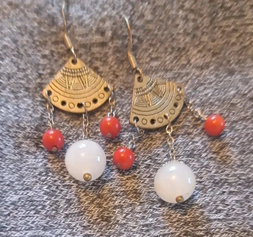 Handmade Jade & Bead Earrings image indicator(2)