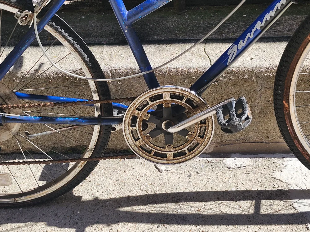 Huffy bike 17 3/4 frame 26 wheels 5 speed For parts or repair image indicator(10)