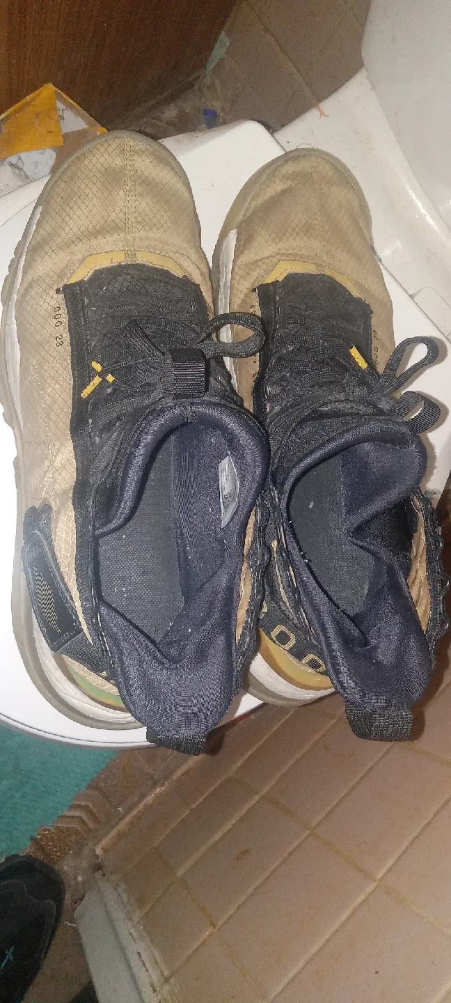 yellow and gold shoes image indicator(2)