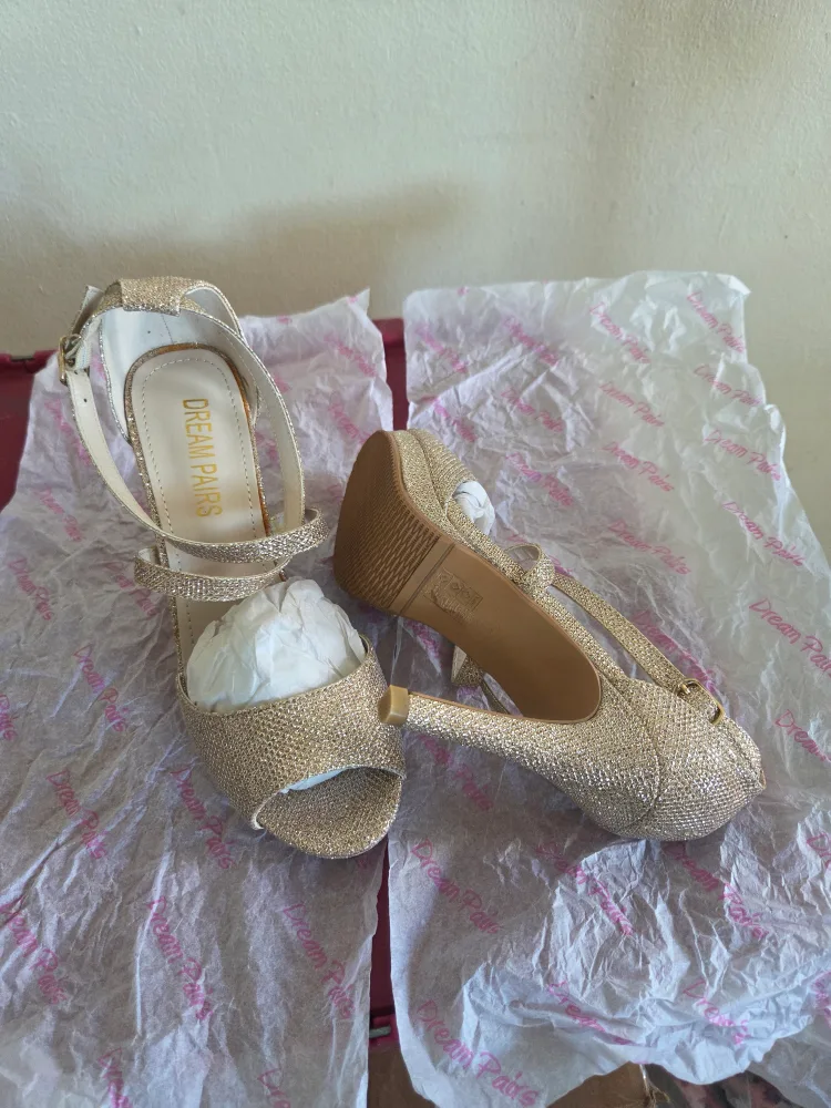 Dream Pairs Gold Heels - Size 6 image indicator(3)