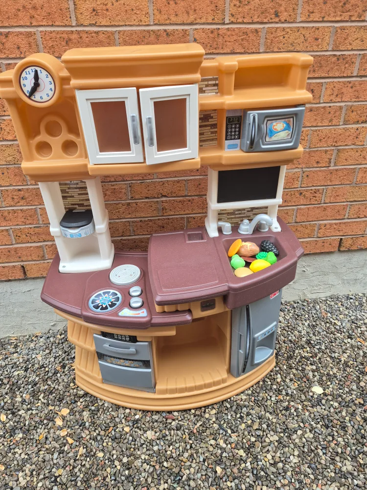 Step2 Grand Walk-in Kitchen & Grill - great fun thumbnail