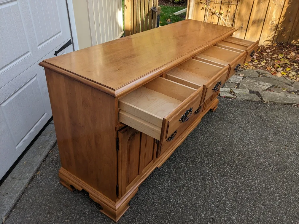 Roxton Dresser/Cabinet Combo in Solid Maple image indicator(9)