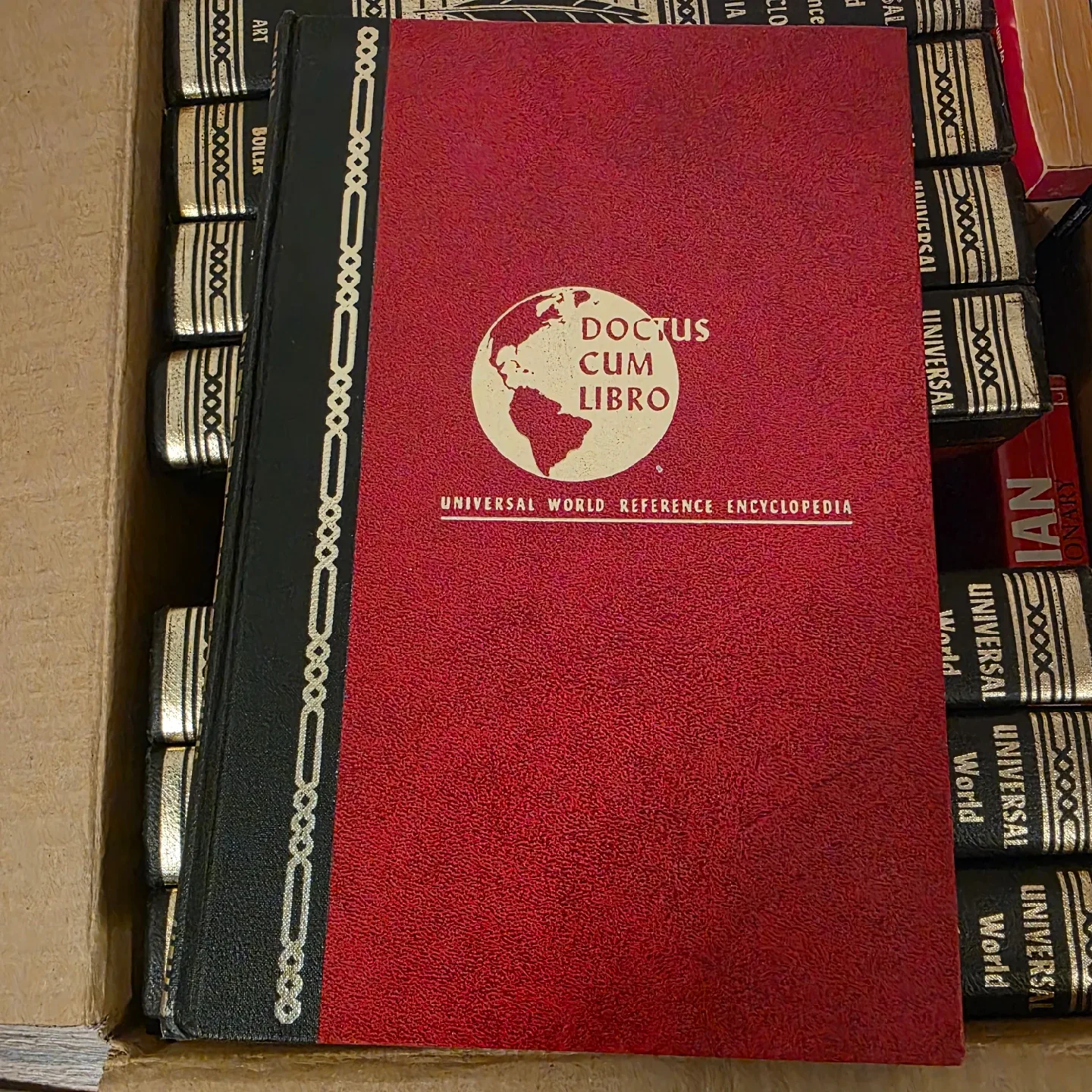 Universal World Reference Encyclopedia Set image indicator(3)