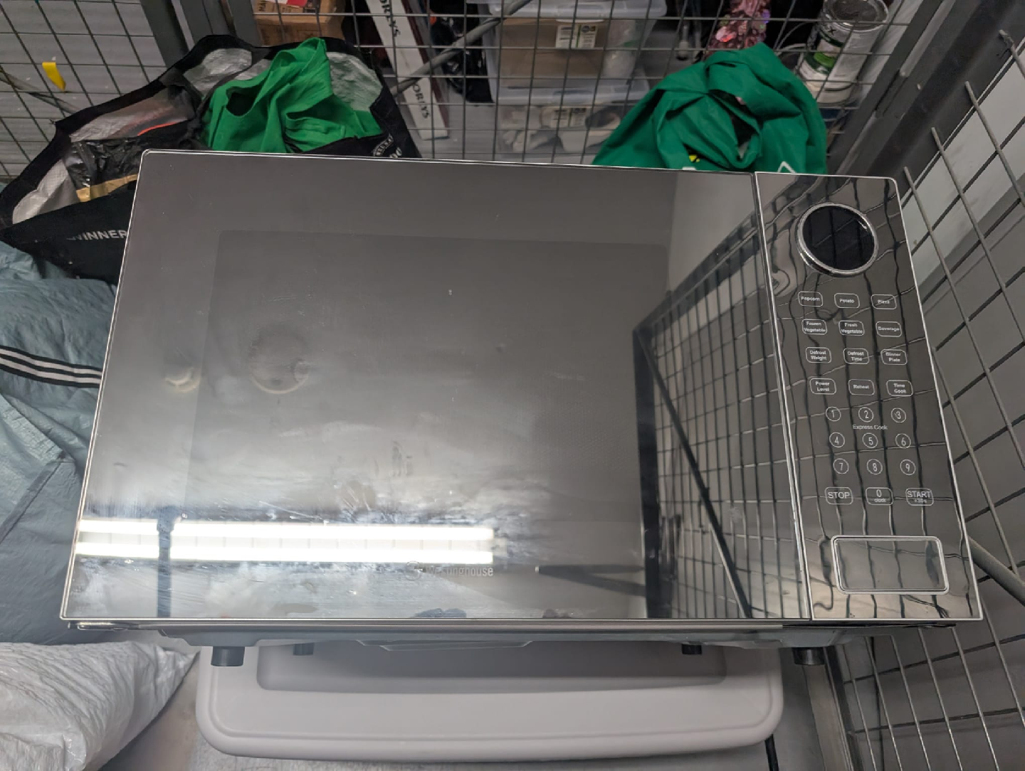 Westinghouse 30L Microwave - Like New! - photo 4