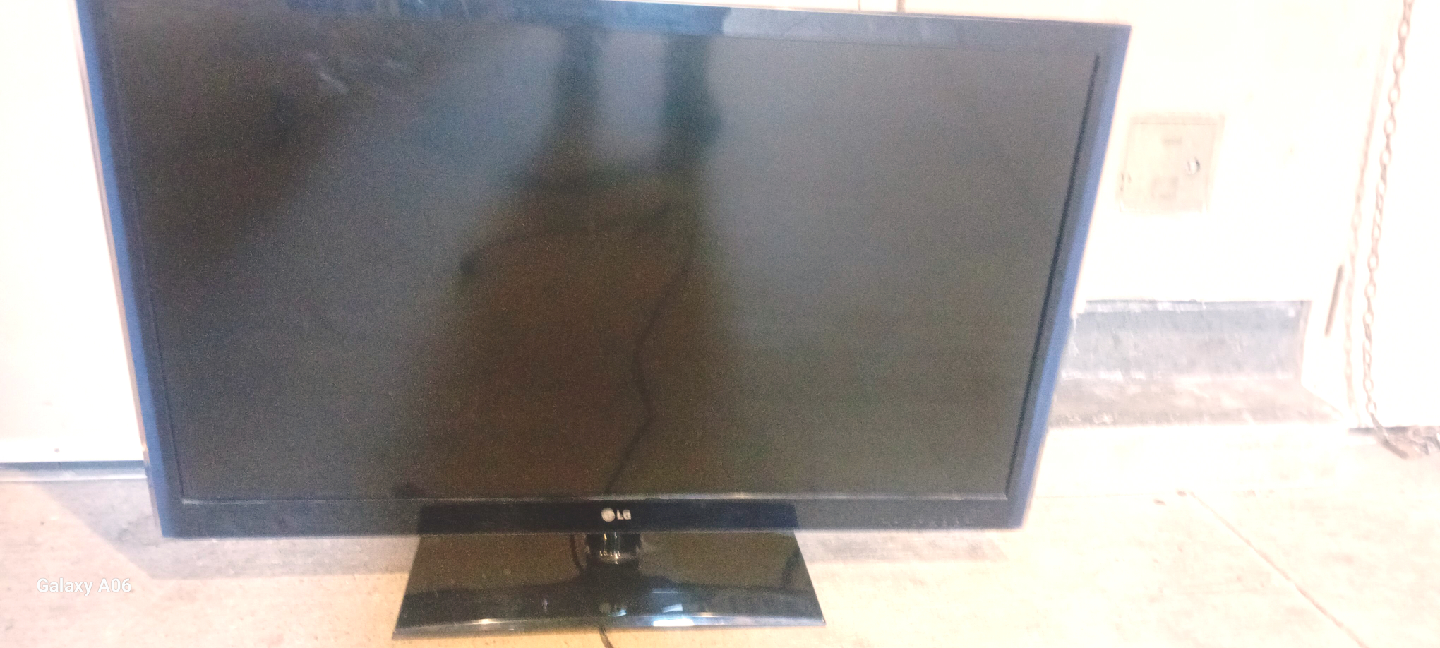 LG non smart 47LV555H 47-inch LCD Widescreen HDTV
