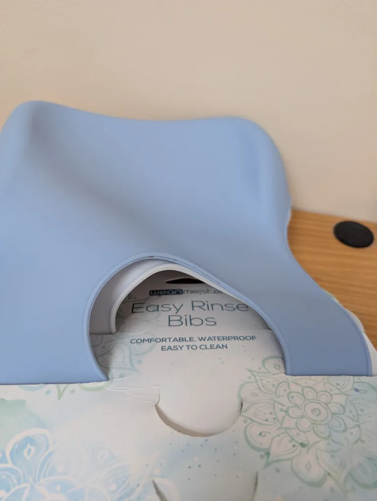 Set of 2 Wean Meister Easy Rinse Bibs - NEW image indicator(3)