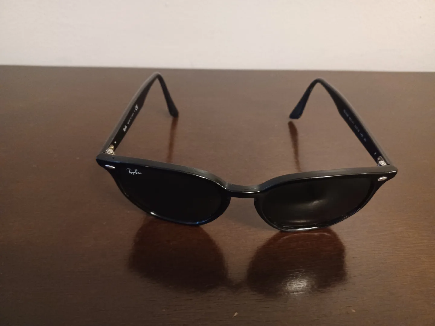 Ray-Ban Black Sunglasses with Case image indicator(2)