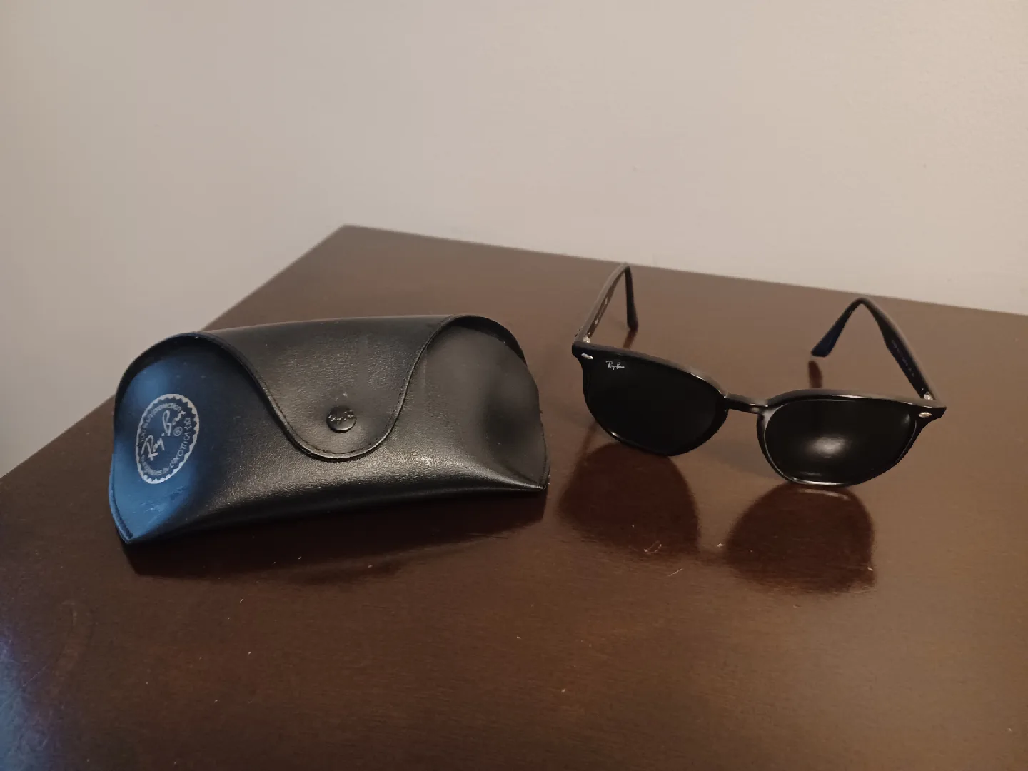 Ray-Ban Black Sunglasses with Case image indicator(3)