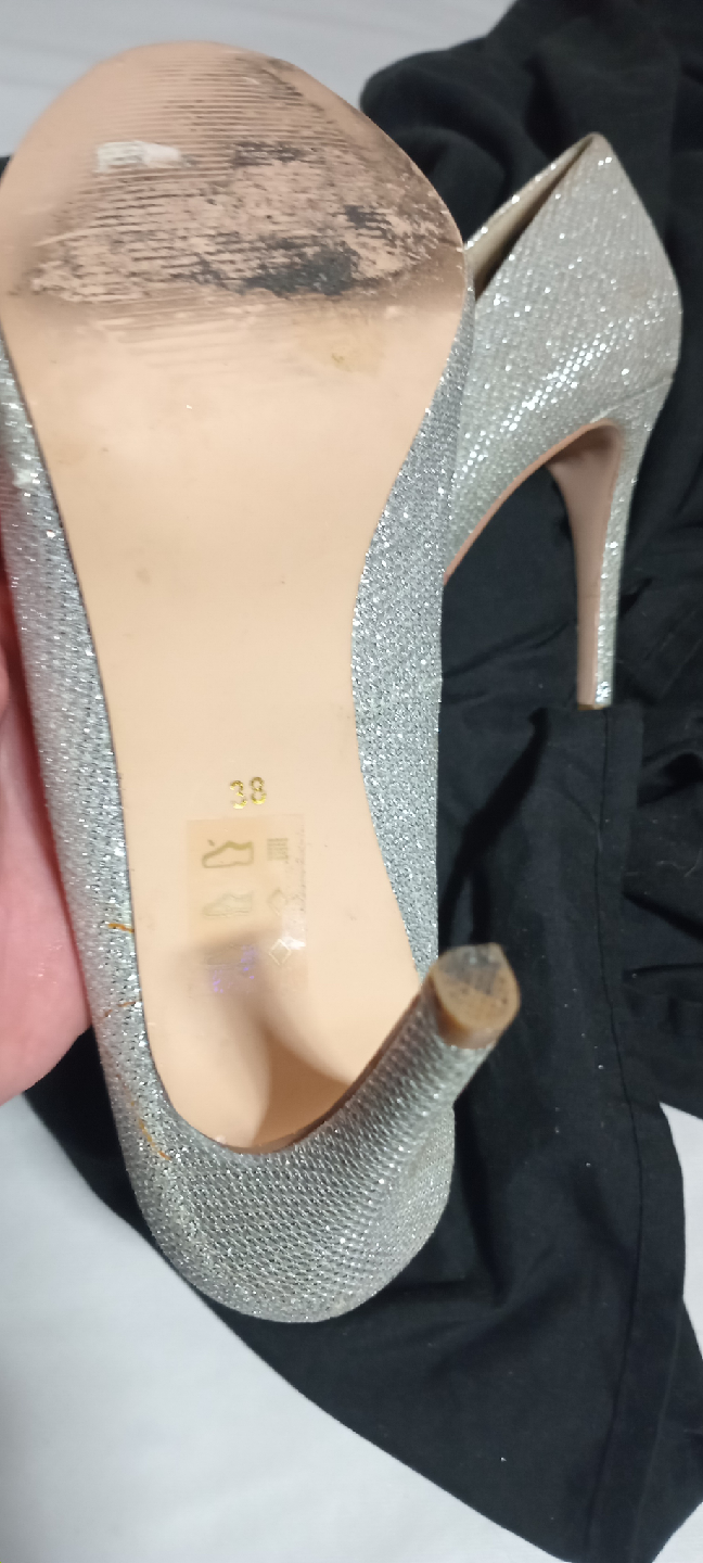 Le Chateau Silver Heels - Size 8 - photo 3
