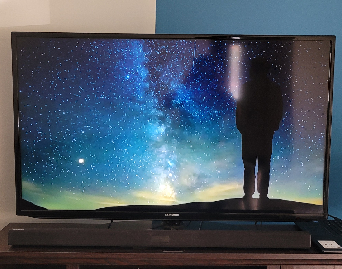 42" Smarth Samsung TV Soundbar and Subwoofer