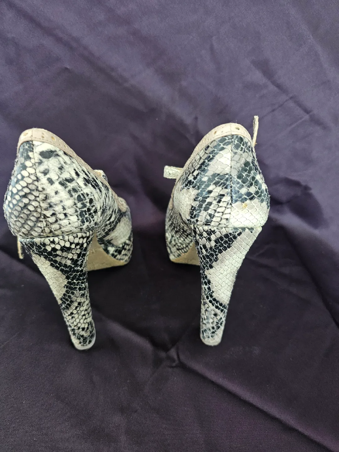 USED - Kenneth Cole Unlisted Snakeskin Heels - Size 6 image indicator(3)