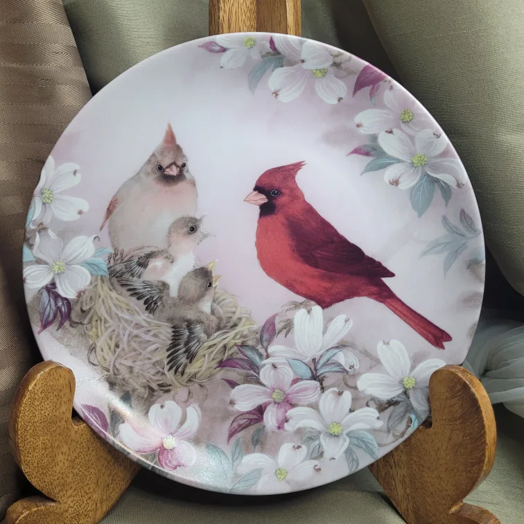 Beautiful 8 1/2" Cardinal Collector Plate image indicator(2)