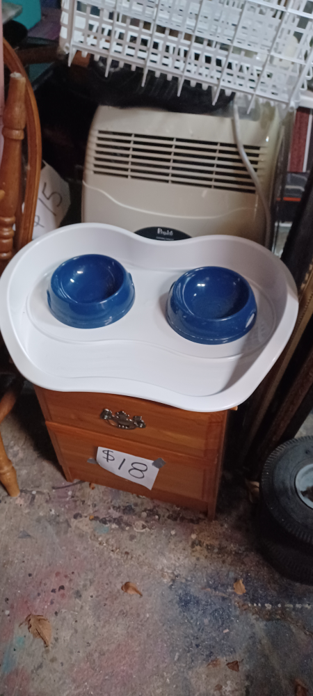 Double Cat feeding station $10 Cash