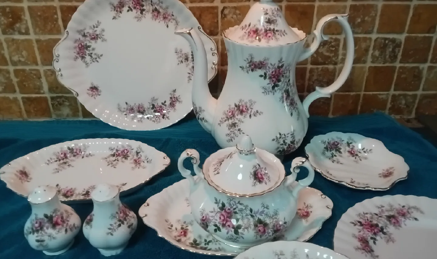 Collection of Royal Albert  "Lavender Rose " image indicator(2)