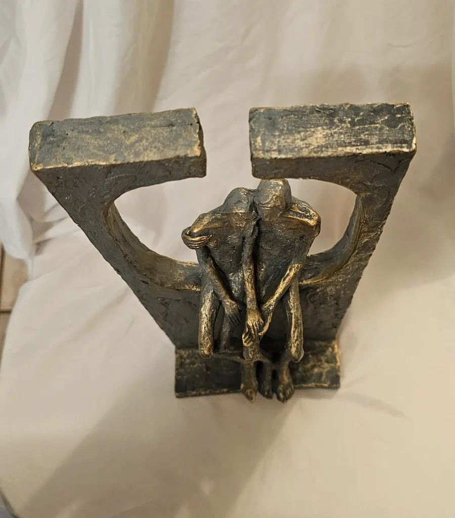 Grey and Gold Couple in Love Decorative Statue image indicator(7)