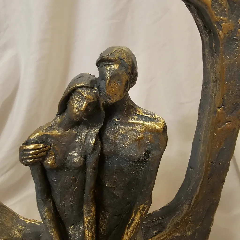 Grey and Gold Couple in Love Decorative Statue image indicator(9)