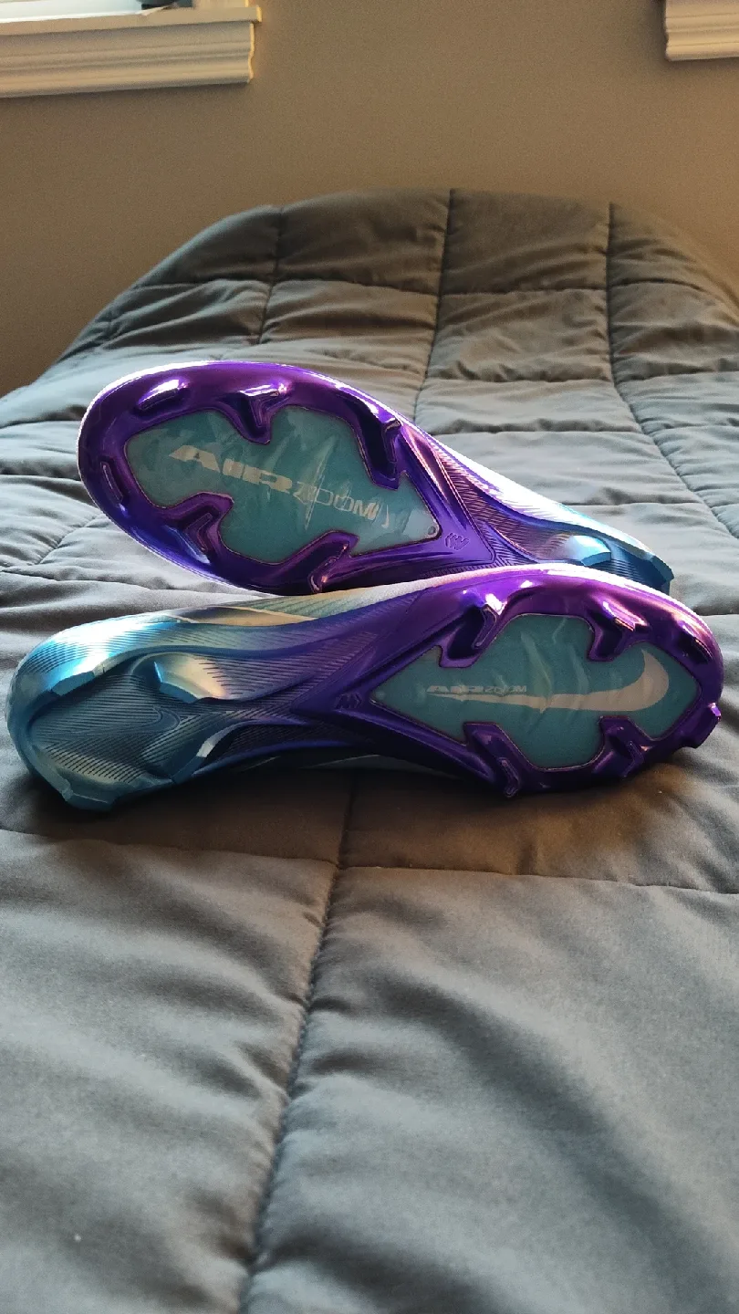 limited edition Football Boots, size 9.5 image indicator(2)