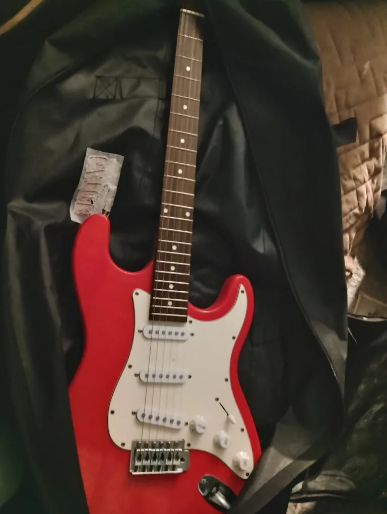 Squier Mini Stratocaster Electric Guitar with Gig Bag image indicator(2)