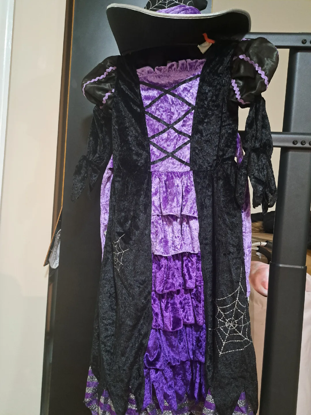 Halloween Witch & Vampire Costumes image indicator(4)