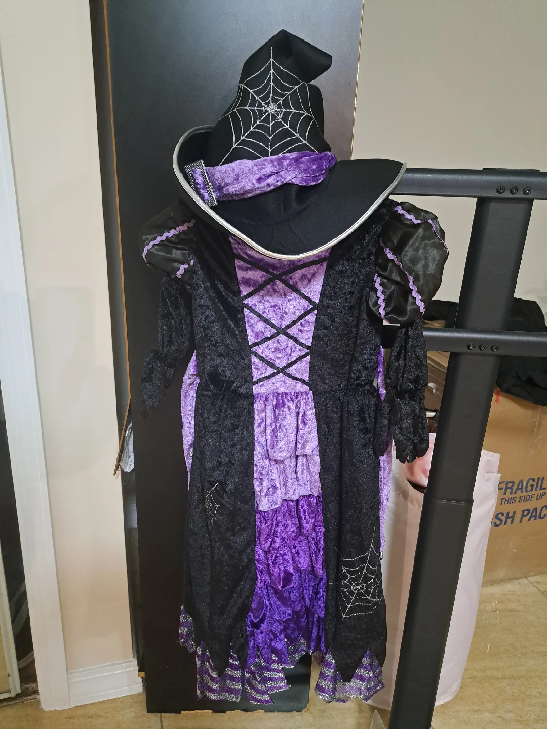 Halloween Witch & Vampire Costumes image indicator(5)