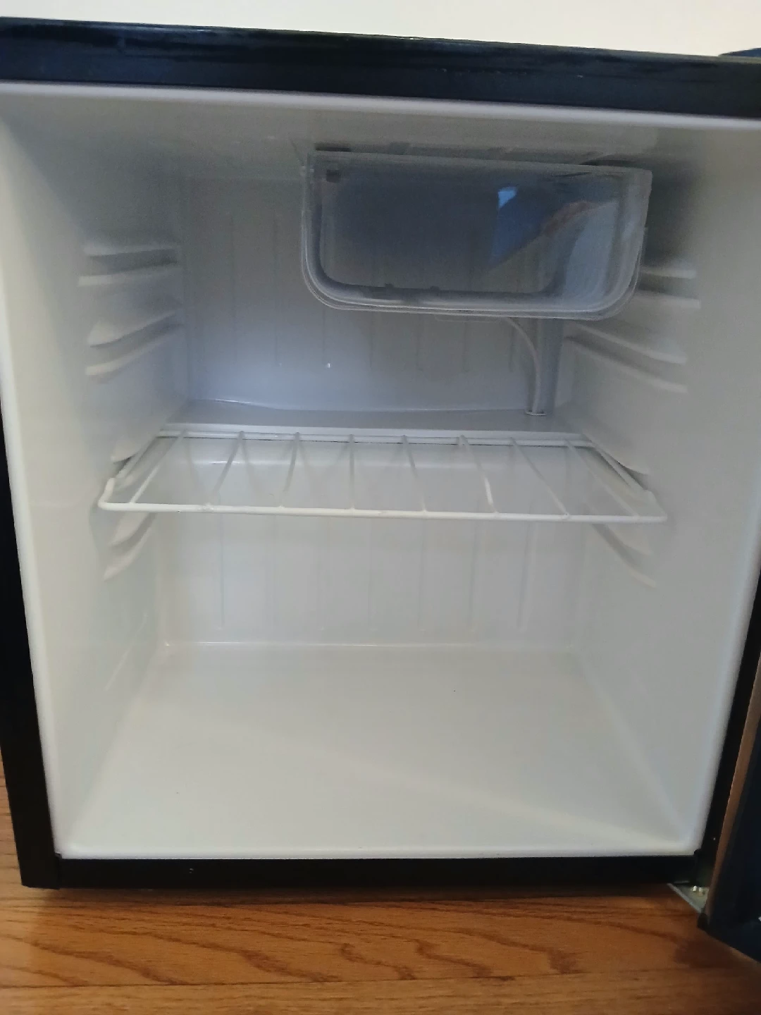 Frigidaire Mini Fridge - photo 4