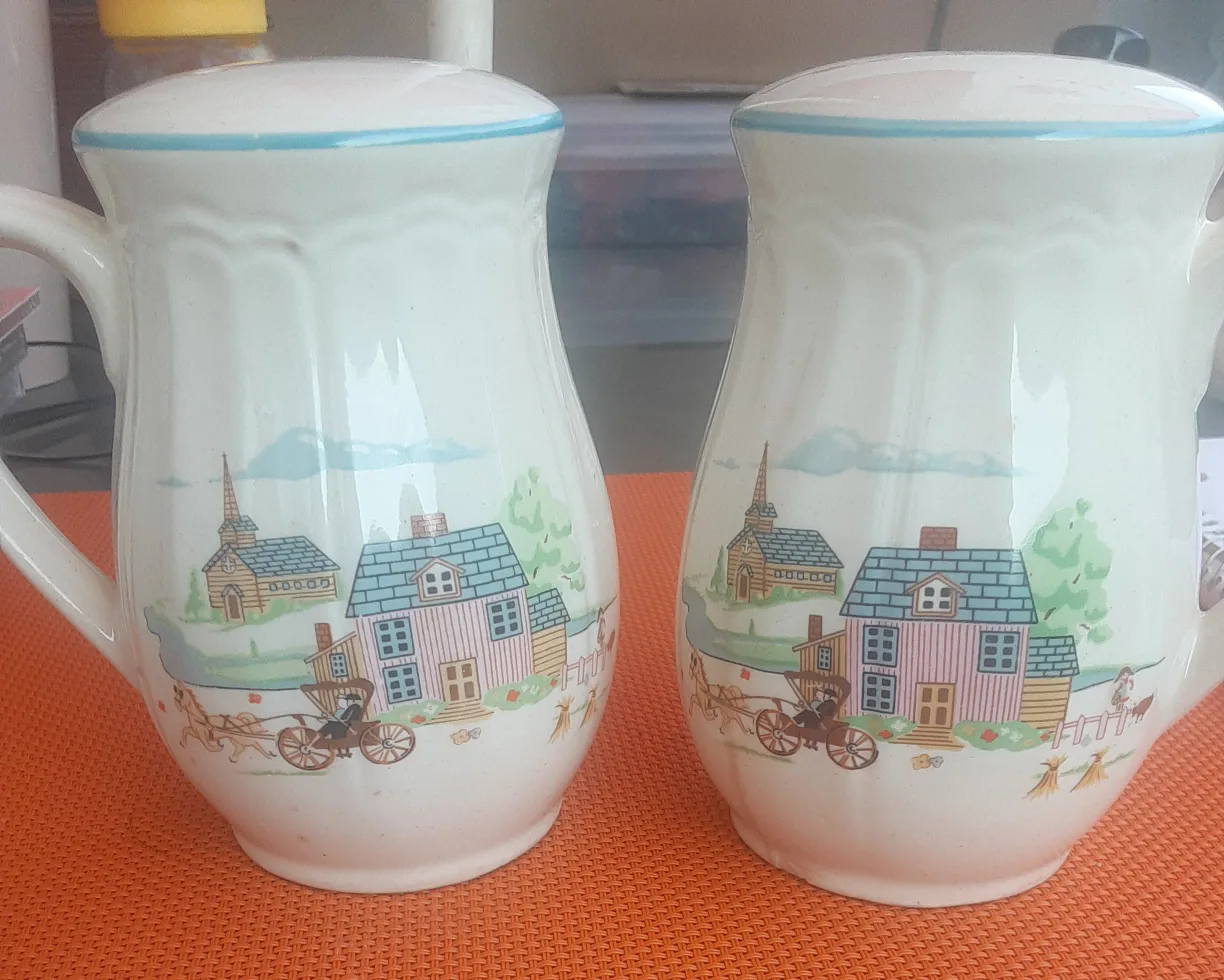 Vintage Salt & Pepper Shakers - Taiwan thumbnail