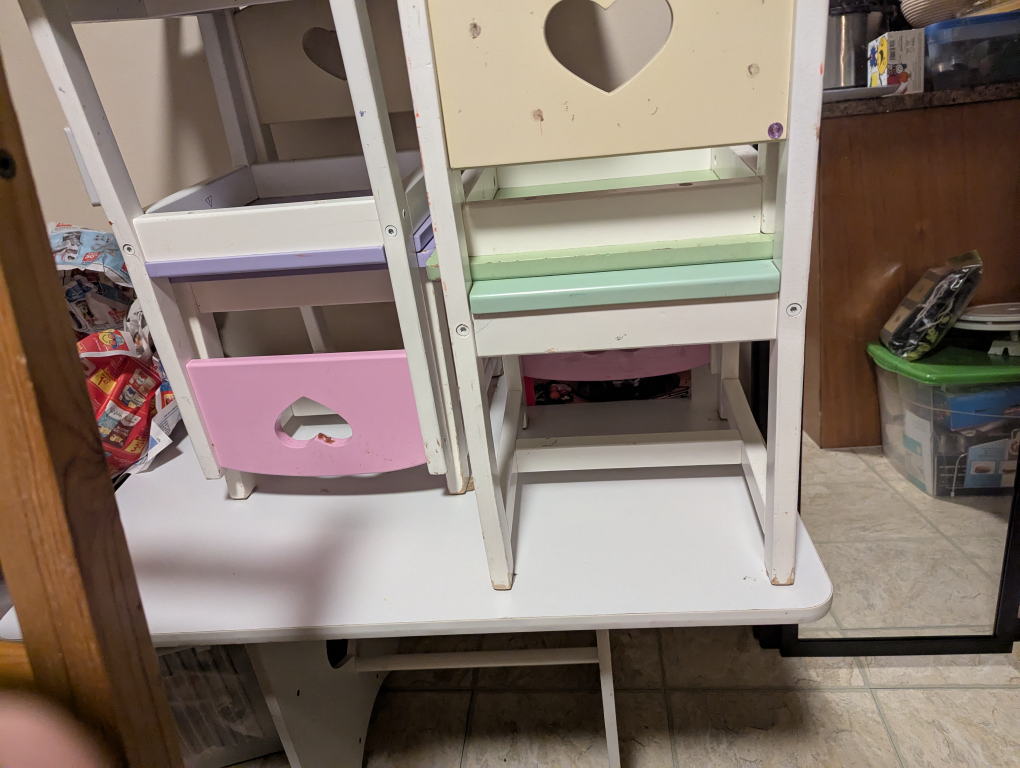 Kids mini table w/ 4 heart chairs