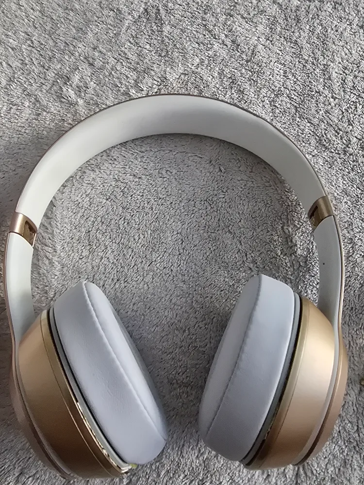 Beats Solo Gold and White Headphones image indicator(3)
