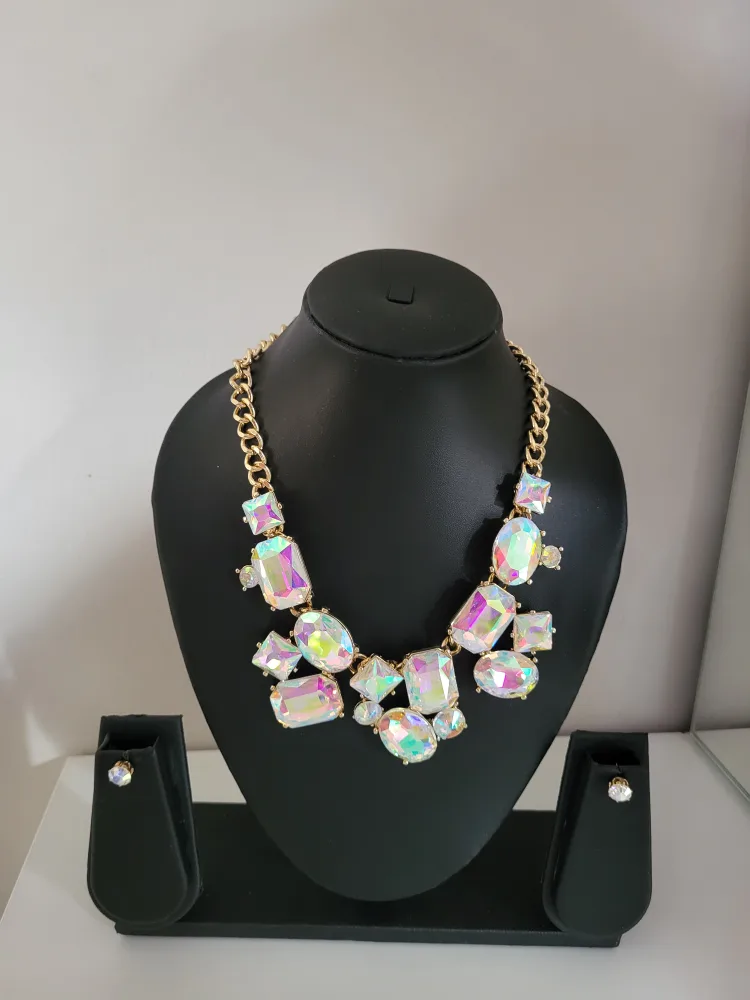 Statement Necklace with studs earrings image indicator(2)