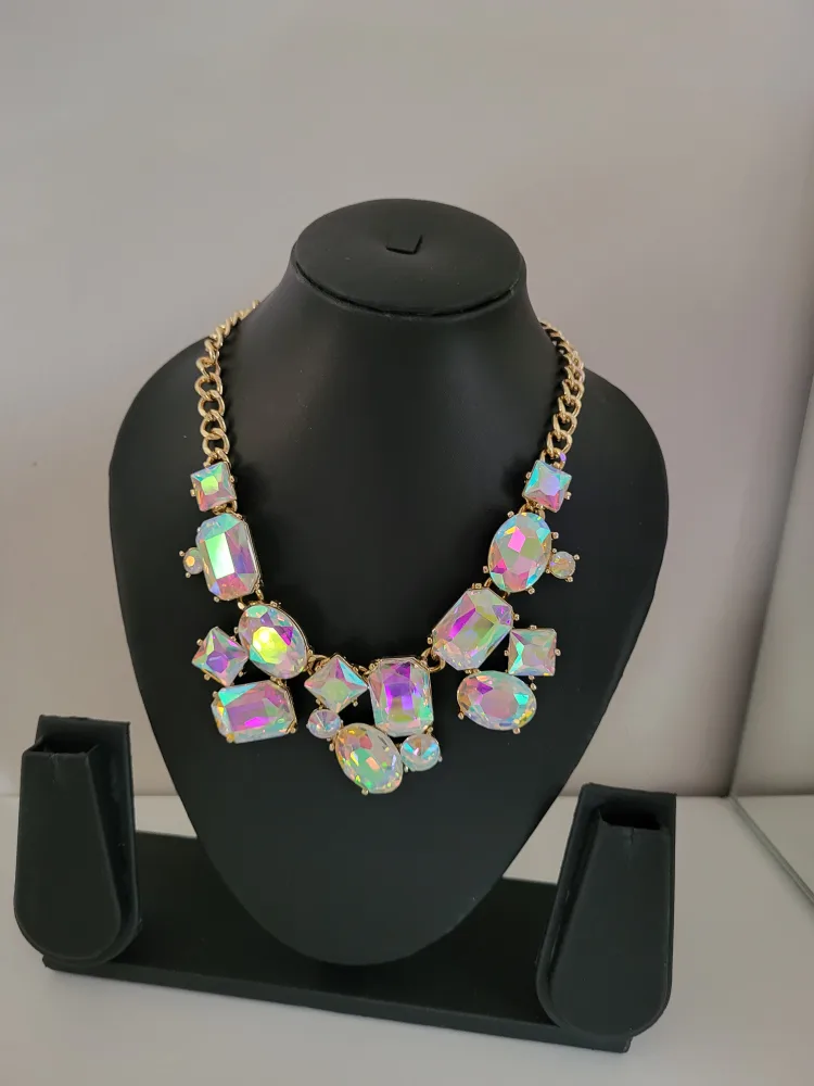 Statement Necklace with studs earrings image indicator(3)