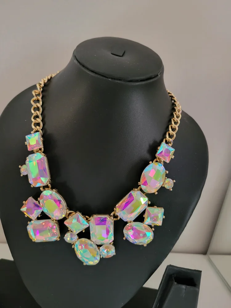 Statement Necklace with studs earrings image indicator(4)