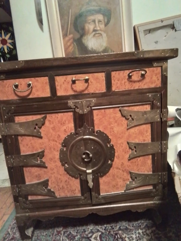 Vintage Chinese Oriental Hard Wood Carbinet
