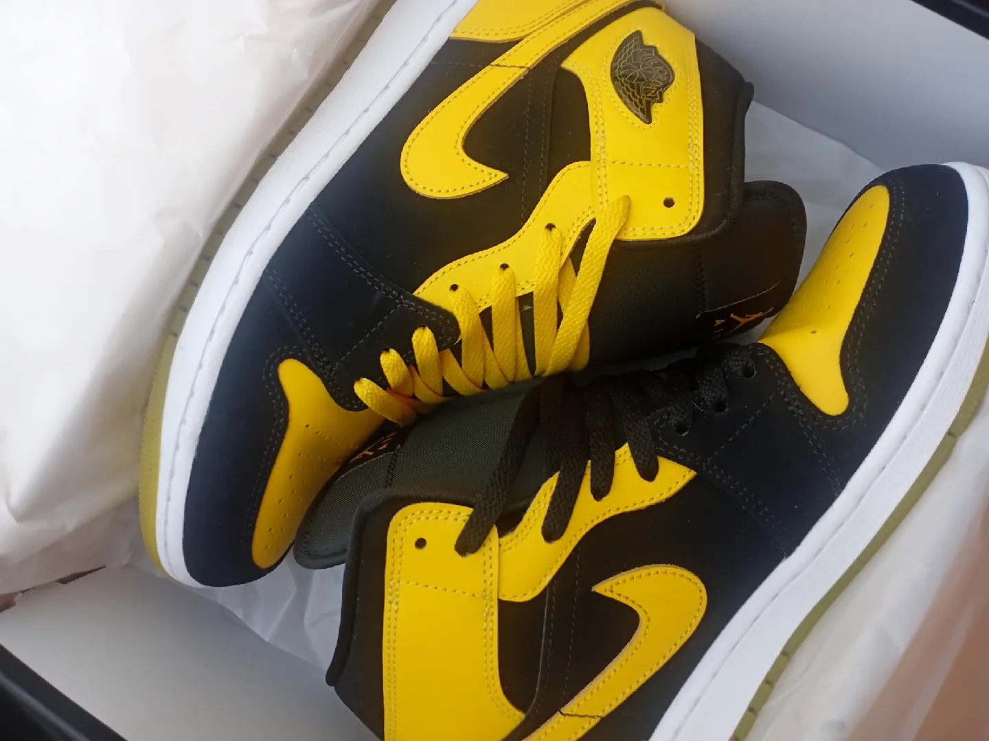 Air Jordan 1 Mid SE Black/Varsity Maize, Size 10.5 image indicator(5)
