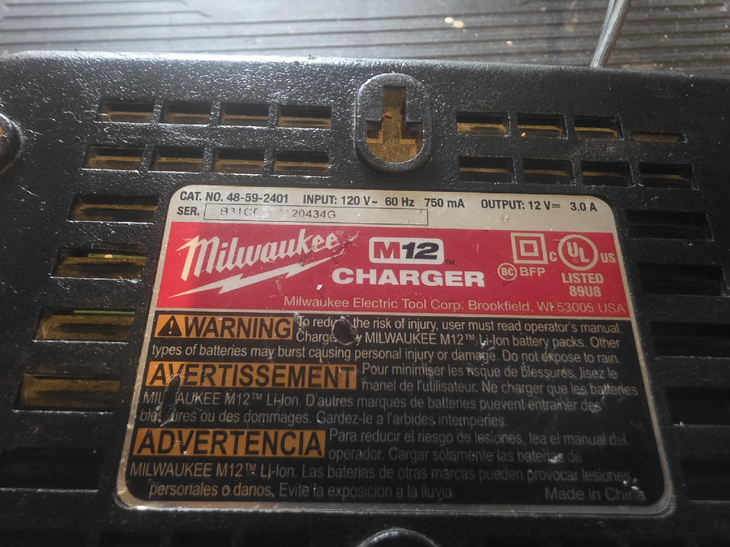 Milwaukee M12 Battery Charger - photo 2