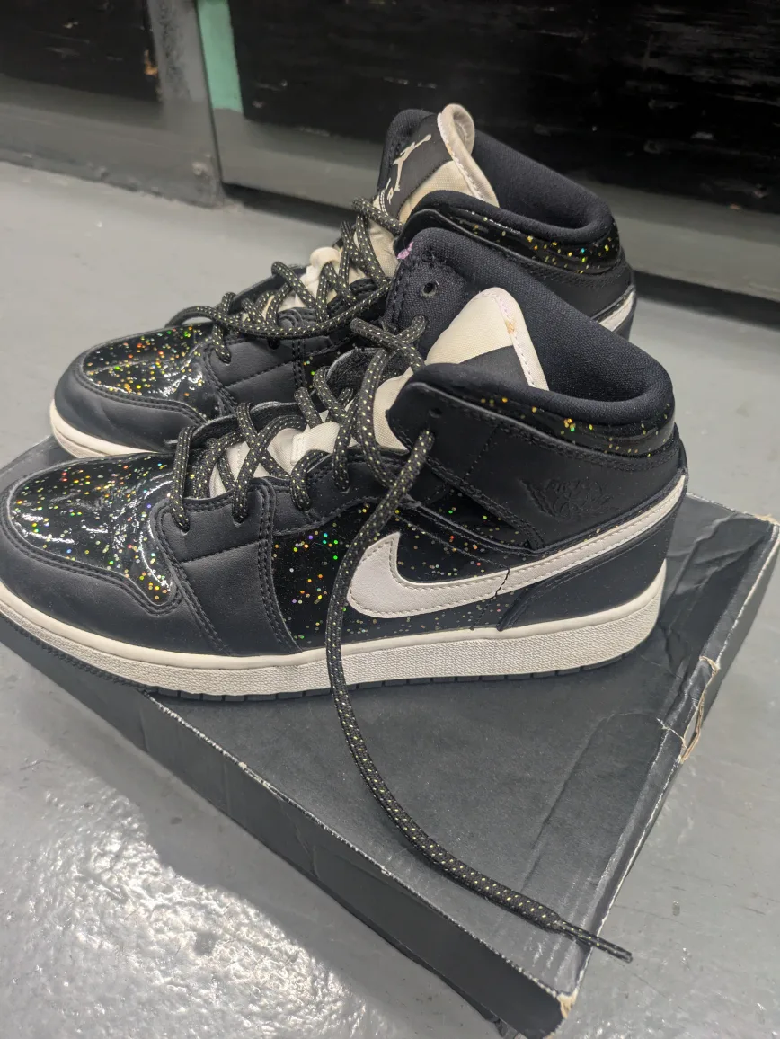 Air Jordan 1 Mid SE Black/White Glitter Size 5 image indicator(2)
