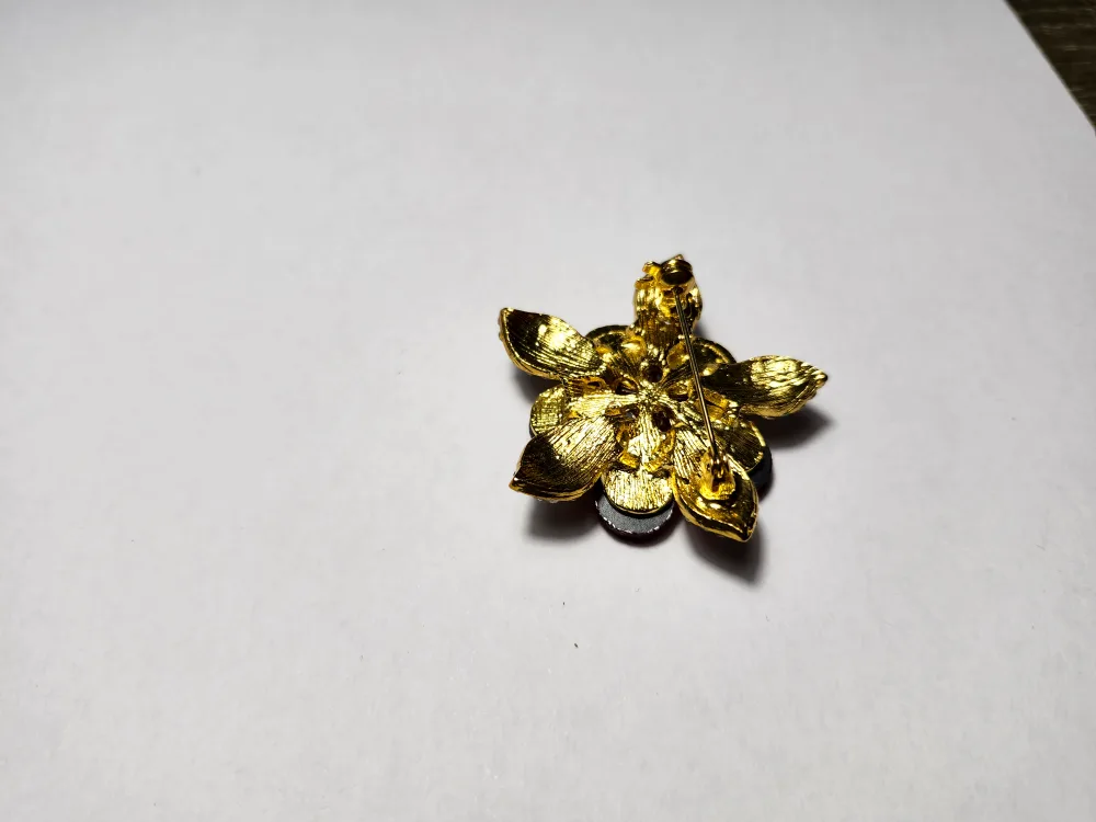 Red Flower Brooch image indicator(2)