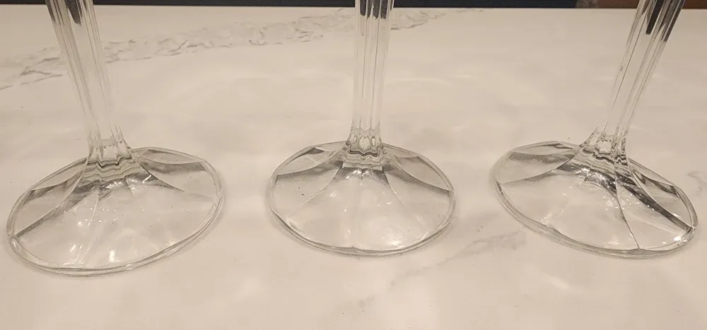 Set of 3 Elegant Wine Glasses image indicator(2)
