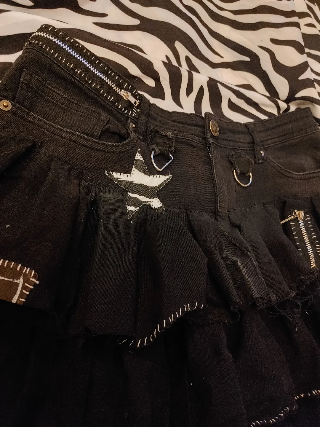 black high waist frilly skirt image indicator(3)