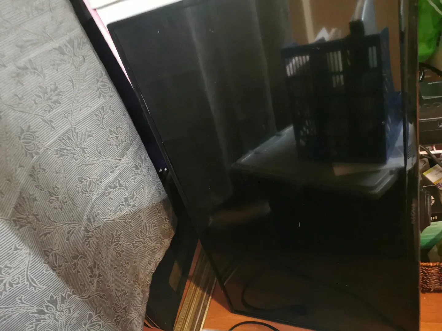 Insignia TV 32" HD TV image indicator(2)