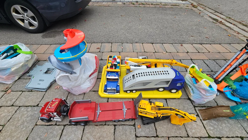 Mixed Lot of Toy Vehicles & Playsets image indicator(4)