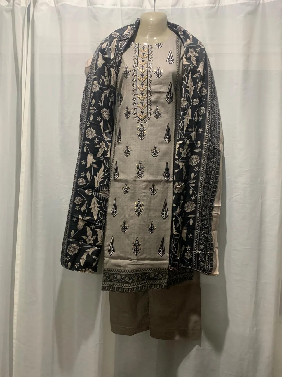 3 Piece Salwar Kameez Suit Set image indicator(3)