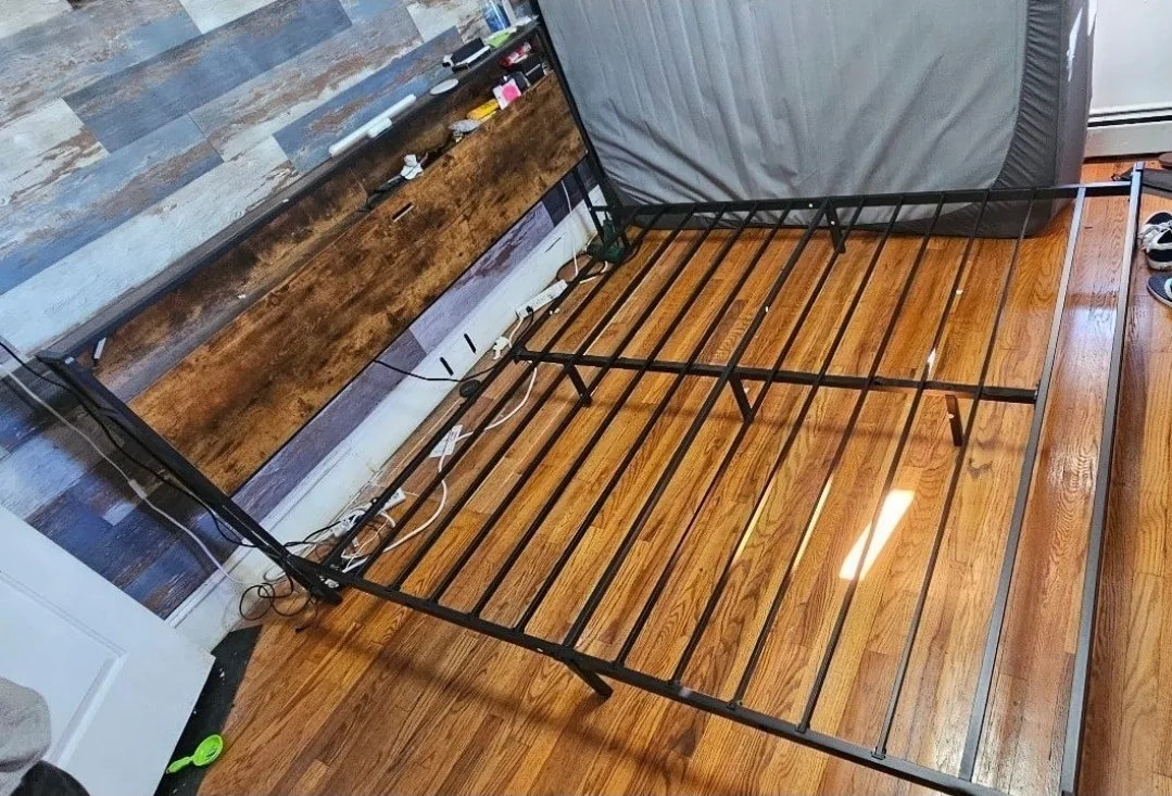 Beautiful king-size bedframe with 4 drawer storage image indicator(2)