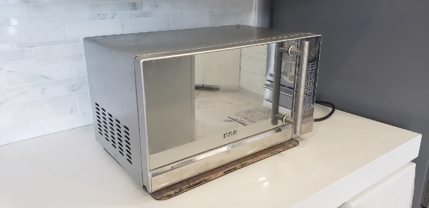 RCA Microwave Oven - Etobicoke Pick Up
